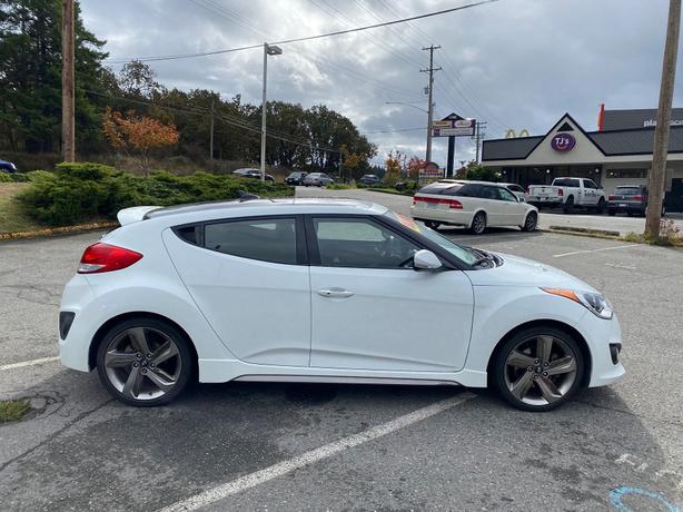 2013 Hyundai  Veloster Turbo w/Black Int image 4