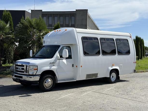2013 Ford Econoline E-350 Super Duty 13-Passenger Wheelchair Lift Bus image 5