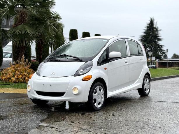 2013 Mitsubishi i-MiEV SE Hatchback 5-Dr Electric image 4
