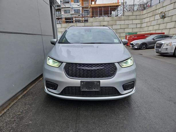 2023 Chrysler Pacifica Touring L | Full Sunroof | Heated Seats! image 2