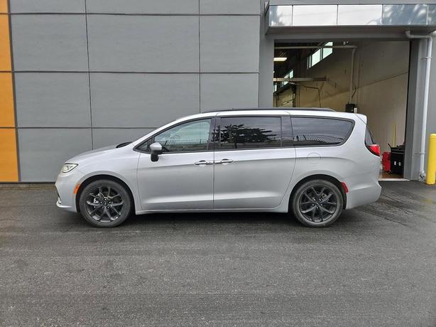 2023 Chrysler Pacifica Touring L | Full Sunroof | Heated Seats! image 3