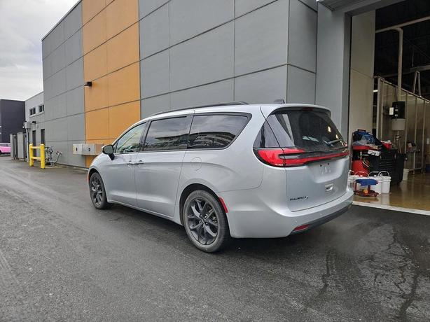 2023 Chrysler Pacifica Touring L | Full Sunroof | Heated Seats! image 4