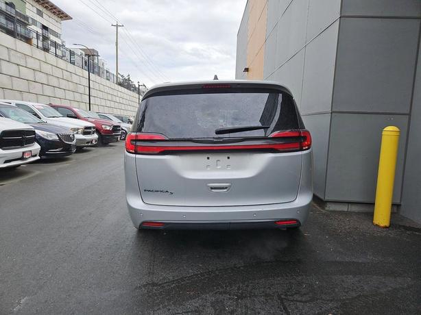 2023 Chrysler Pacifica Touring L | Full Sunroof | Heated Seats! image 5