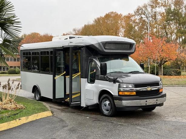 2020 Chevrolet Express 4500 22-Passenger Bus with Wheelchair Ramp image 1