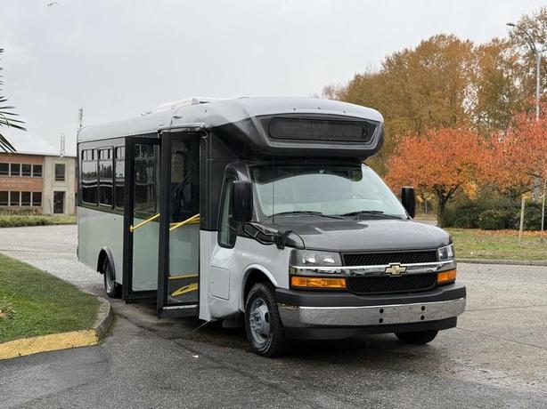 2020 Chevrolet Express 4500 22-Passenger Bus with Wheelchair Ramp image 2