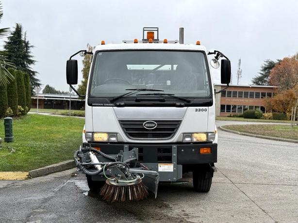 2009 UD Trucks UD 3300 Elgin Crosswind Regenerative Air Sweeper (Nissan Diesel C image 3