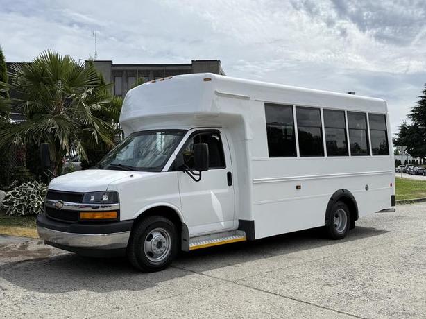 2017 Chevrolet Express 4500 13-Passenger Bus with Wheelchair Lift image 5
