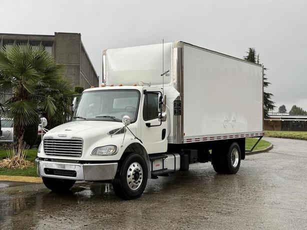 2017 Freightliner M2 106 Cummins 20-Foot Cube Van with Side Door image 4