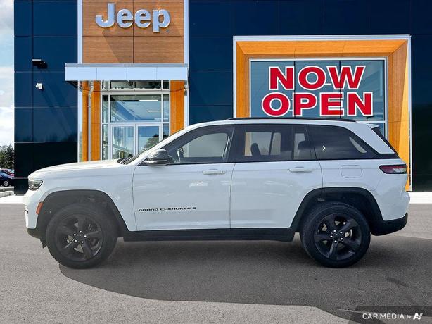 2024 Jeep Grand Cherokee Altitude 4x4  | Heated Seats! image 3