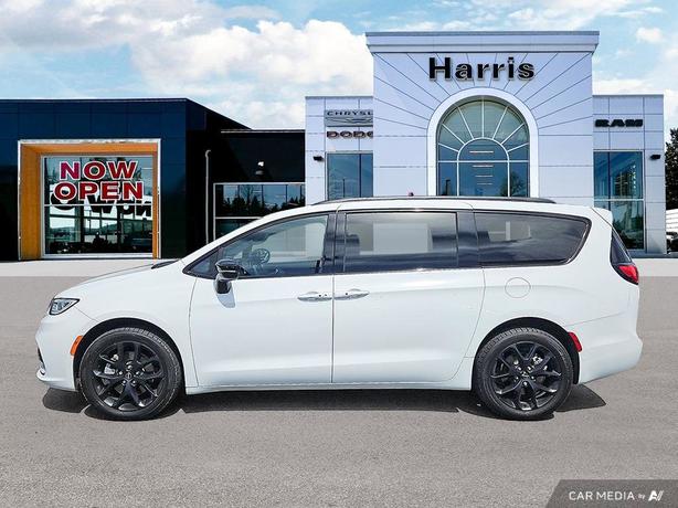 2024 Chrysler Pacifica Touring-L AWD | No Reported Accidents! image 3