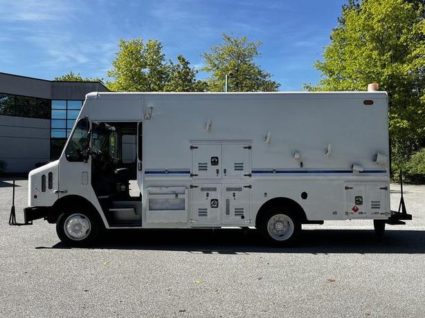 2009 Morgan Olson Workhorse 16-Foot Mobile Service Workshop Step Van image 2