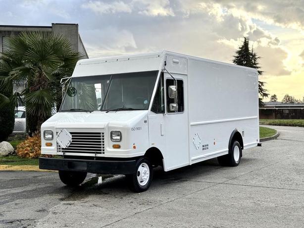 2012 Ford Econoline E450 Step Van with 16-Foot Shelving Interior image 4