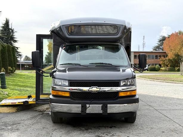 2019 Chevrolet Express 4500 22-Passenger Bus with Wheelchair Ramp image 3
