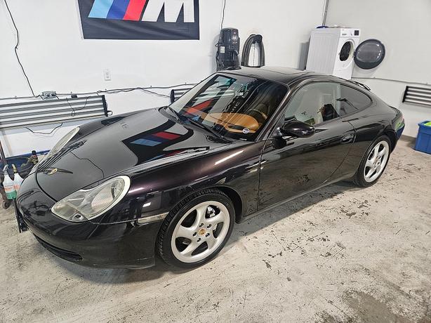 2000 Porsche  911 Carrera 4 Millennium Edition image 1