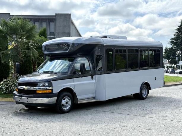 2020 Chevrolet Express 4500 22-Passenger Wheelchair Accessible Bus image 5