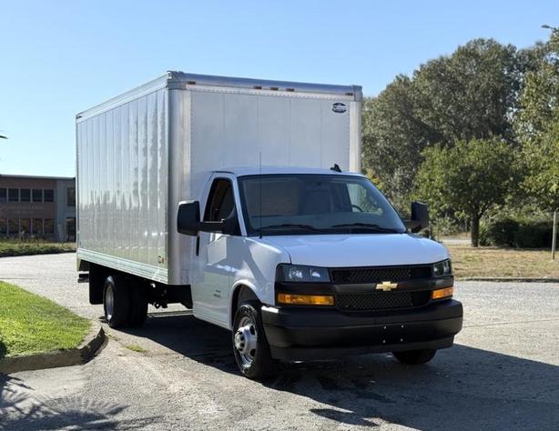 2024 Chevrolet Express 4500 16-Foot Cube Van image 2