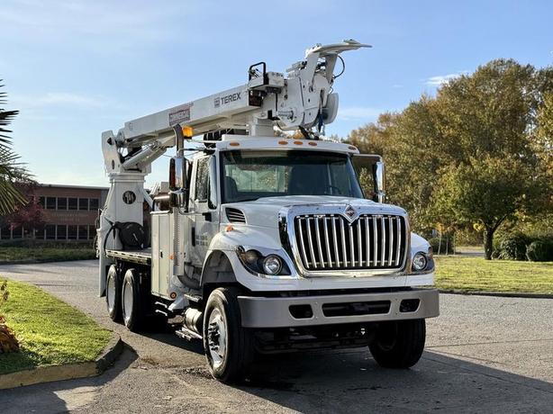 2011 International 7500 Terex Digger Derrick Flat Deck with 48-Foot Platform Hei image 2