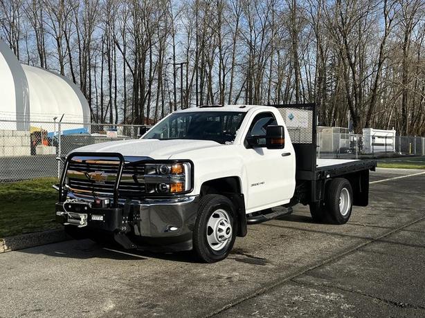 2017 Chevrolet Silverado 3500HD 8Foot Flat Deck 4WD image 5