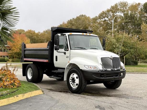 2006 International 4200 10-Foot Dump Truck – 6-Speed Manual, Hydraulic Brakes image 1