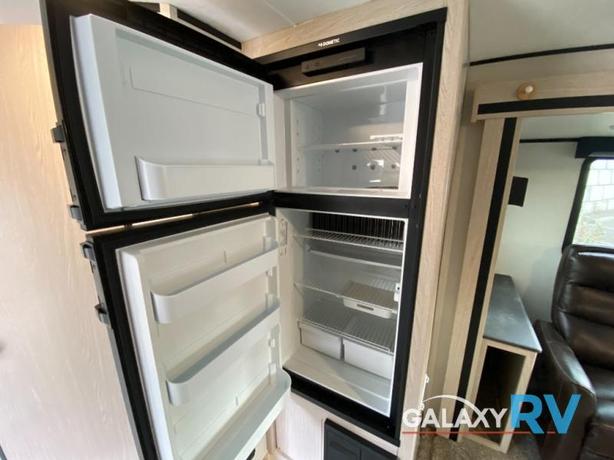 Used 2022 Coachmen RV Apex Ultra-Lite 211RBS image 8