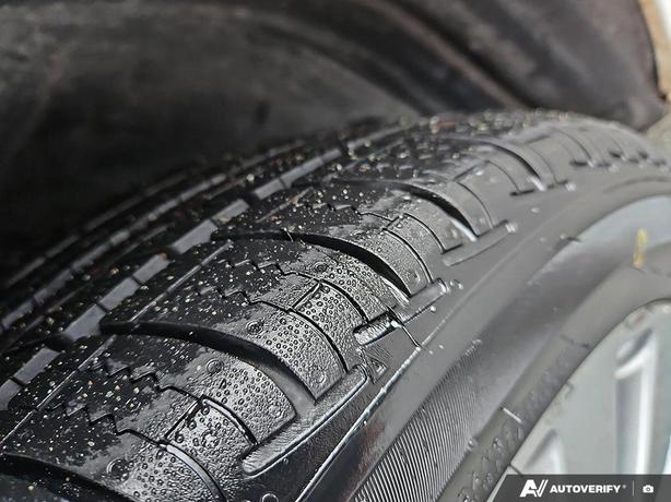 2016 Mercedes-Benz C-Class C 300 4MATIC | Heated Seats | Cruise Control! image 7