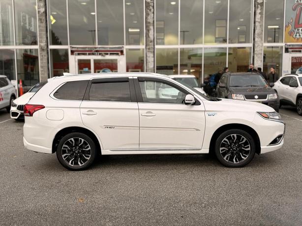2018 Mitsubishi Outlander PHEV SE Touring - No Accidents, Heated Steering Wheel image 5
