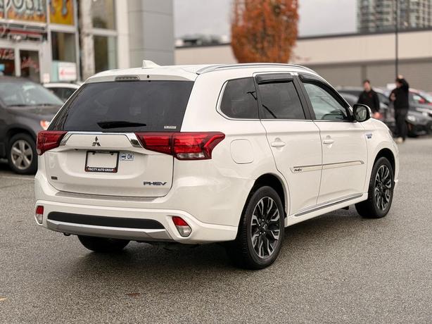 2018 Mitsubishi Outlander PHEV SE Touring - No Accidents, Heated Steering Wheel image 6