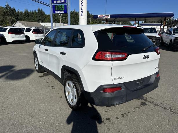 2015 Jeep Cherokee Sport image 3
