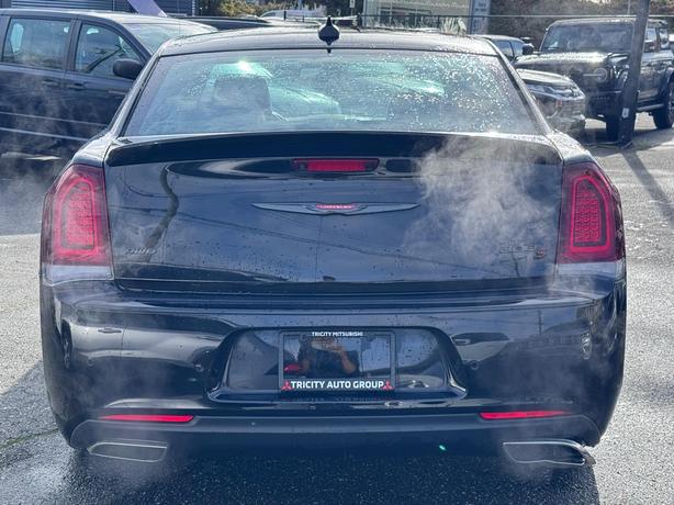 2022 Chrysler 300 S - Leather Seats with Memory, Parking Sensors image 4