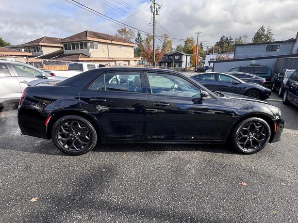 2022 Chrysler 300 S - Leather Seats with Memory, Parking Sensors image 6