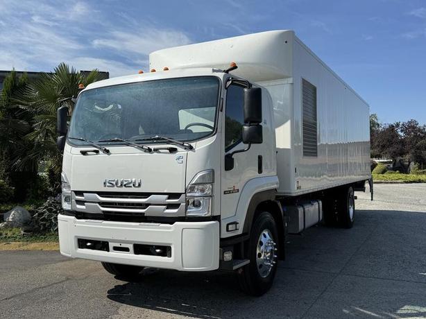 2024 Isuzu FVR 28-Foot Cummins Diesel Cube Van with Power Tailgate and Partition image 4