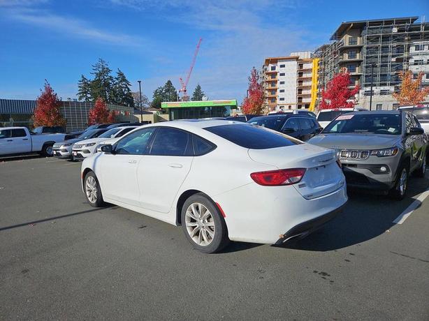 2016 Chrysler 200 S | Sunroof | Heated Seats! image 4