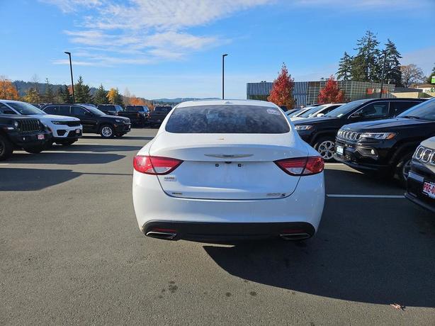 2016 Chrysler 200 S | Sunroof | Heated Seats! image 5