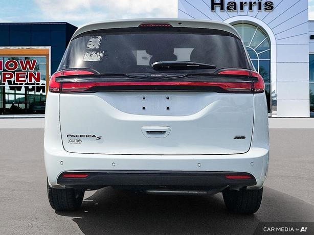2024 Chrysler Pacifica Touring-L AWD | No Reported Accidents! image 5