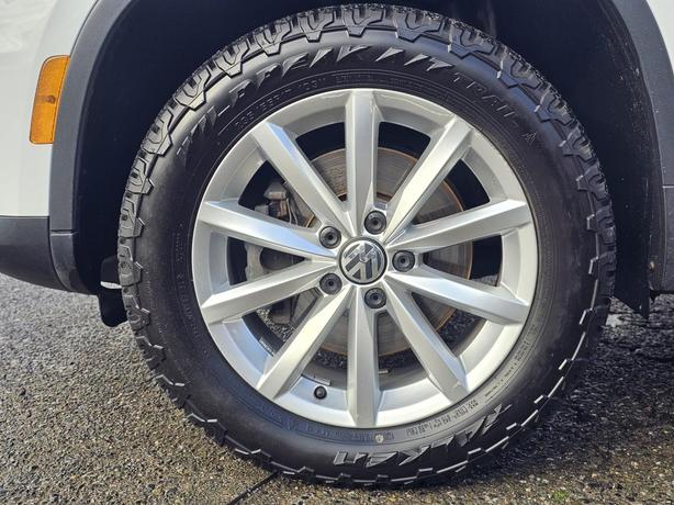 2017 Volkswagen Tiguan 4MOTION 4dr Wolfsburg Edition image 4