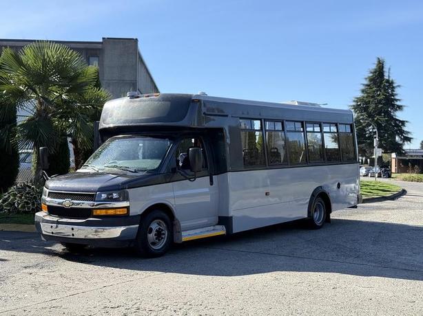 2019 Chevrolet Express 4500 21-Passenger Bus with Wheelchair Lift image 5