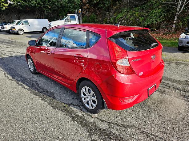 2013 Hyundai  Accent 5-Door SE image 3