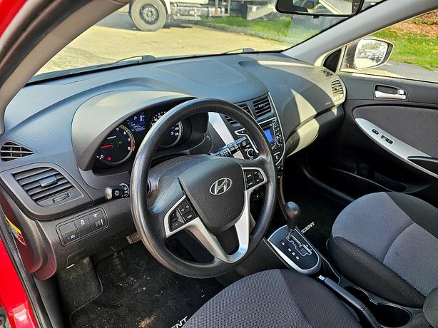 2013 Hyundai  Accent 5-Door SE image 8
