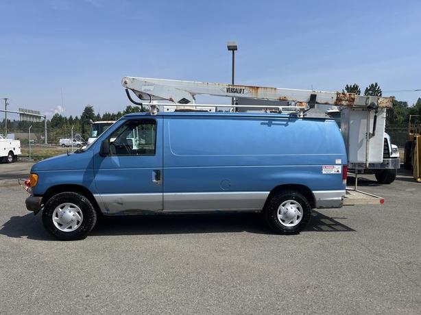 2005 Ford Econoline E-350 Super Duty Bucket Lift Cargo Van image 2