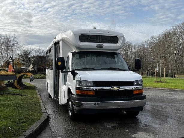 2017 Chevrolet Express G4500 22 Passenger Bus With Wheelchair Ramp Off Road Use  image 2