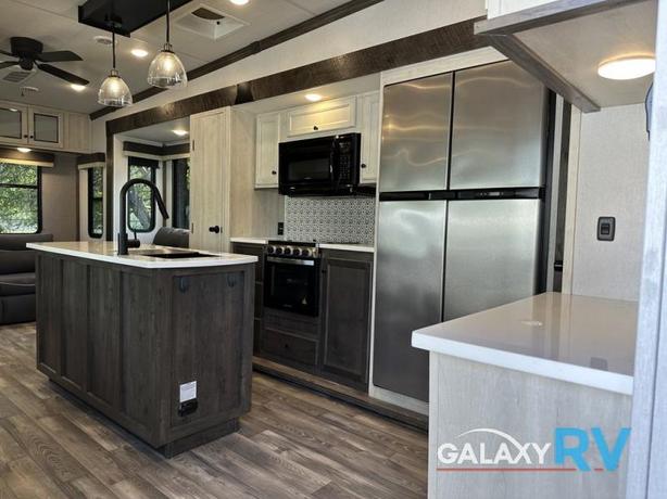 Used 2022 Forest River RV Cardinal 366DVLE image 8