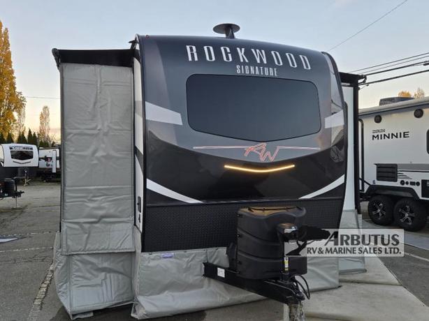 Used 2022 Forest River RV Rockwood Signature Ultra Lite 8324SB image 5