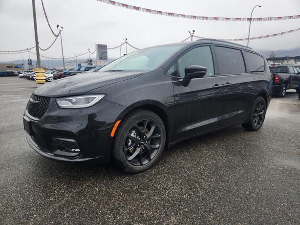 2023 Chrysler Pacifica Touring L | Power Sunroof | Remote Start | Heated Seats & image 1