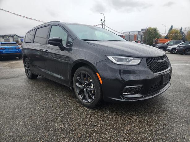 2023 Chrysler Pacifica Touring L | Power Sunroof | Remote Start | Heated Seats & image 2