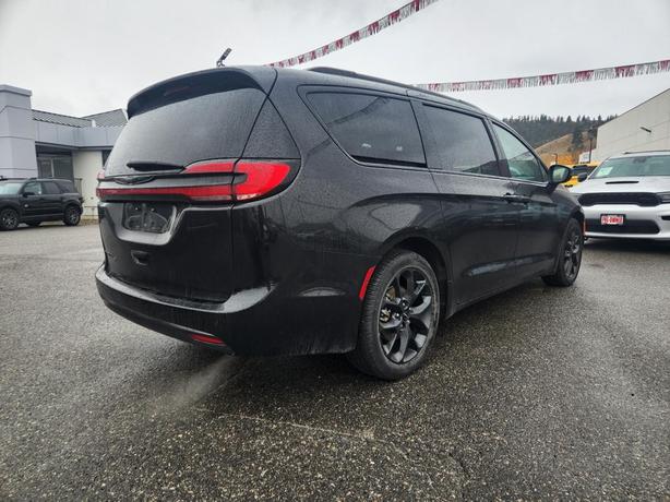 2023 Chrysler Pacifica Touring L | Power Sunroof | Remote Start | Heated Seats & image 3