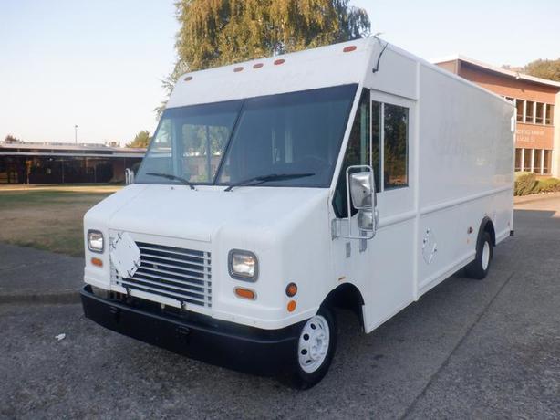 2006 Ford Econoline E-450 Utilimaster 16 Foot Cargo Step Van with Rear Shelving image 3