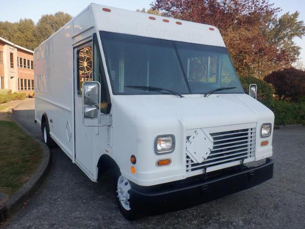 2006 Ford Econoline E-450 Utilimaster 16 Foot Cargo Step Van with Rear Shelving image 4