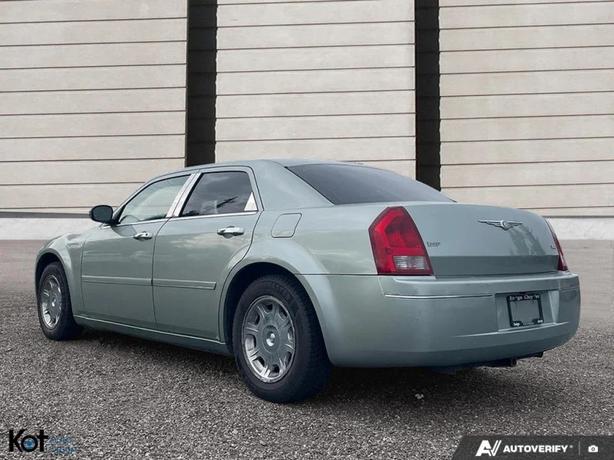 2005 CHRYSLER 300 image 4