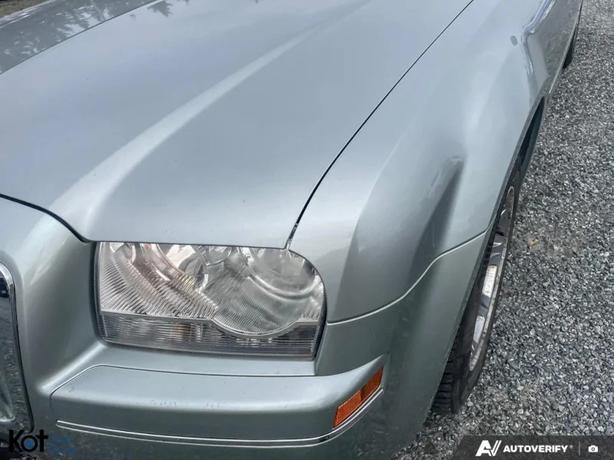 2005 CHRYSLER 300 image 8