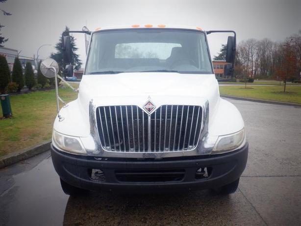 2006 International 4300 Cab and Chassis Air Brakes Dually Diesel image 3